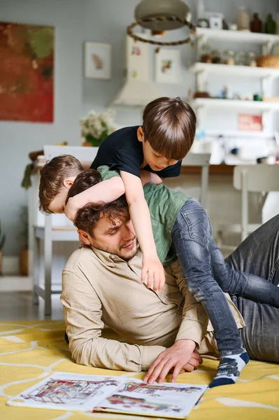 Jeune Père Lecture Livre Avec Deux Petits Fils Oon Sol — Photo