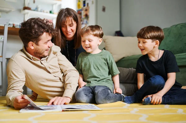 Famille Heureuse Avec Deux Petits Fils Lisant Histoire Intérieur Parents — Photo