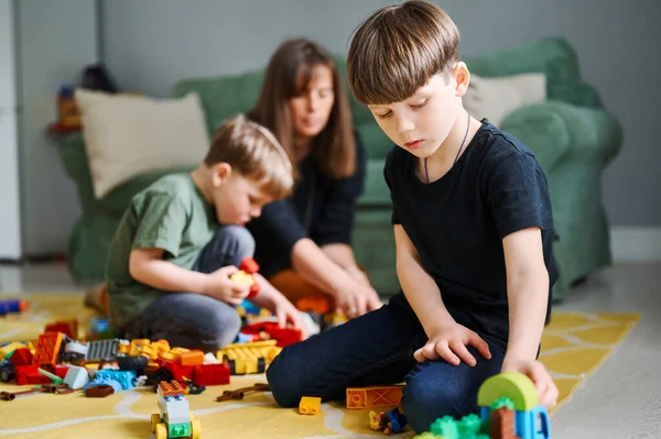 Niño Jugando Con Bloques Construcción Casa Madre Hermano Fondo — Foto de Stock