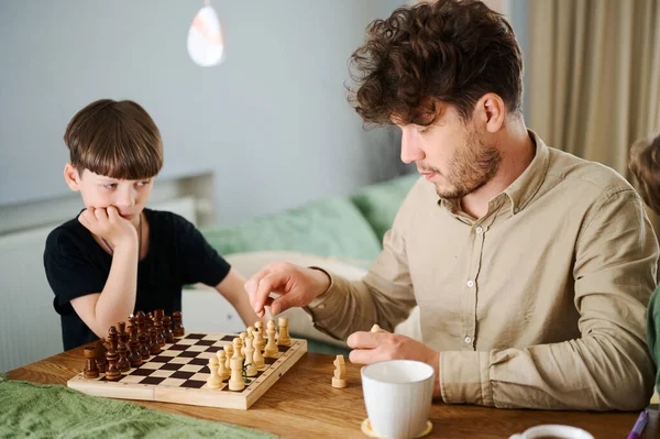 Otec Učí Syna Hrát Šachy Koncepce Vzdělávání Výuky — Stock fotografie