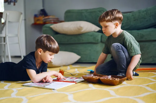 Dos Jóvenes Niños Preescolar Leyendo Libros Haciendo Fotos Los Niños — Foto de Stock