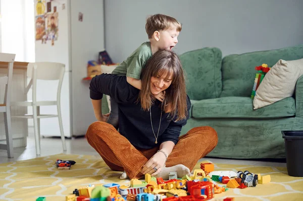 Madre Con Hijos Abrazándose Divirtiéndose Riéndose Casa Padres Con Hijos — Foto de Stock