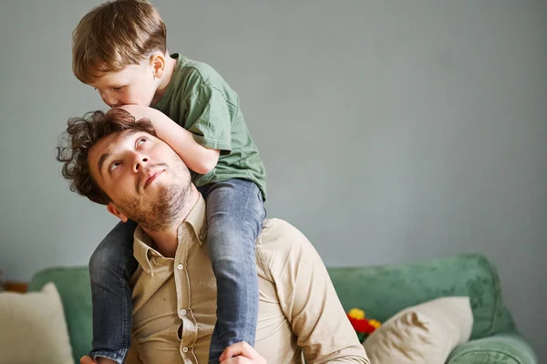 Jeune Père Amuser Avec Chanson Jouer Rire Maison Bonne Famille — Photo