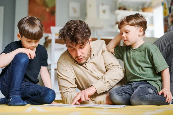 Père Avec Des Fils Lisant Livre Passant Temps Ensemble Maison — Photo