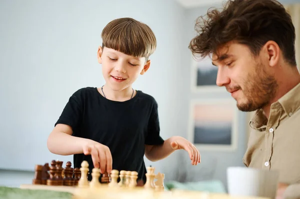 Père Enseignant Aux Fils Comment Jouer Aux Échecs Concept Éducation — Photo