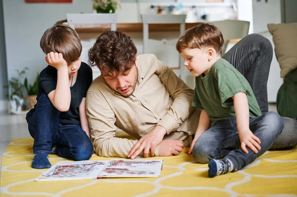 Père Avec Des Fils Lisant Livre Passant Temps Ensemble Maison — Photo