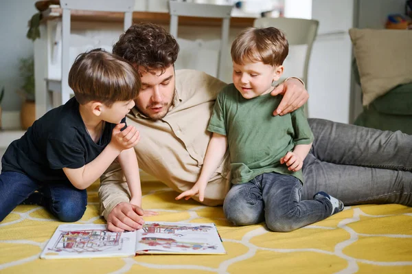 Père Avec Des Fils Lisant Livre Passant Temps Ensemble Maison — Photo