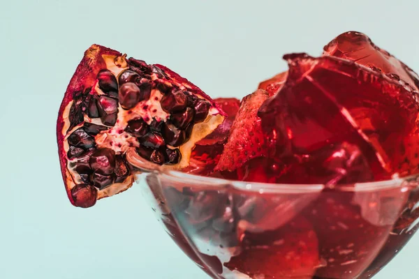 Süßes Gelee Dessert Mit Granatapfel Erdbeeren Und Luftigen Weißen Marshmallows — Stockfoto