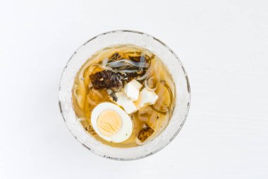 Yumurtalı balık çorbası ve pirinç eriştesi. Tofu peynirli Miso Seaweed çorbası. Uskumru ile baharatlı yemek. Çabuk konserve çorba. Beyaz arka planda geleneksel Japon yemekleri