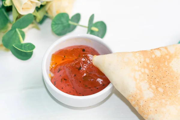 Pancakes, a bouquet with roses, a beautiful vintage breakfast. Sea buckthorn jam. Romantic breakfast for Valentines Day on February 14 on a white background. Greeting card template. Mothers day card — Stock Photo, Image