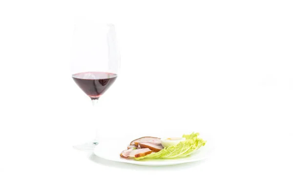 Salát, uzené maso a červené víno na bílém izolovaném pozadí. — Stock fotografie