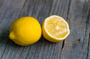 Lezzetli, taze limon kapağı ve kötü boyanmış gri-mavi bir ahşap tahta kesimi.