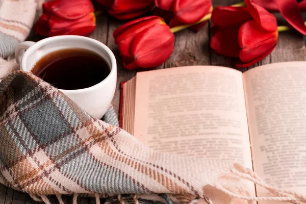 Piękne Czerwone Tulipany Książką Filiżanką Kawy Starym Drewnianym Stole Vintage — Zdjęcie stockowe