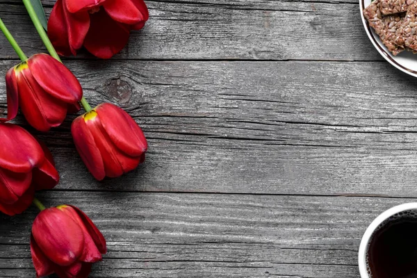 Wiosenny Bukiet Czerwonych Tulipanów Szarym Starym Zabytkowym Drewnianym Stole Przestrzeń — Zdjęcie stockowe