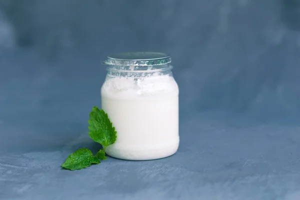 Joghurt Einer Glasverpackung Mit Minzblättern Auf Dunkelgrauem Hintergrund Gesunde Ernährung — Stockfoto