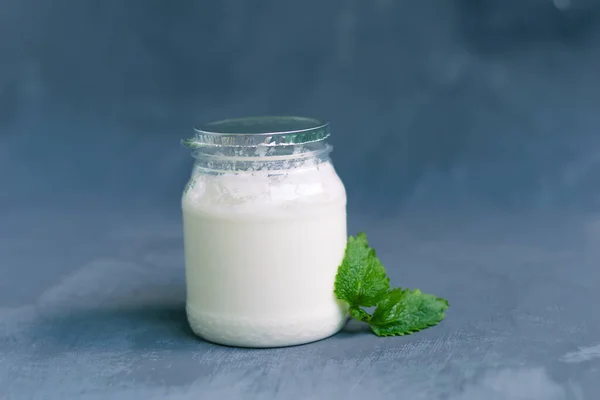 Joghurt Einer Glasverpackung Mit Minzblättern Auf Dunkelgrauem Hintergrund Gesunde Ernährung — Stockfoto