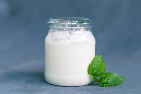 酸奶在玻璃包装薄荷叶在深灰色背景 健康营养 基本乳制品 — 图库照片