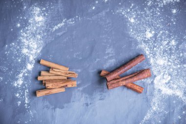 Çin kavurması Çin 'den ve Sri Lanka' dan Seylan tarçın verumundan geliyor. Gri-mavi arka planda un serpiştirilmiş. Gerçek ile sahte arasındaki fark bu.