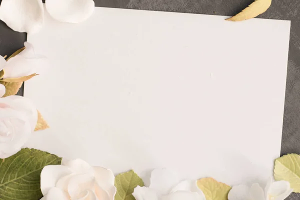 Delicadas Flores Blancas Rosas Alrededor Hoja Blanca Papel Para Inscripción — Foto de Stock