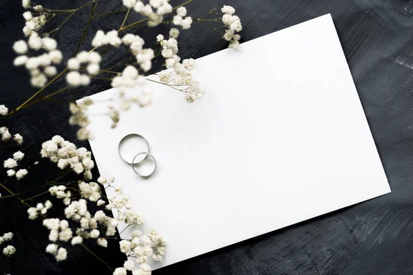 Ramas Gypsophila Anillos Boda Oro Blanco Para Una Tarjeta Invitación Fotos De Stock Sin Royalties Gratis