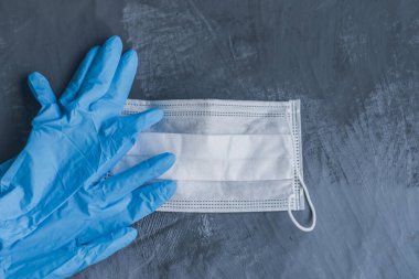 Tıbbi maske ve mavi nitril tıbbi eldiven. Yiyecek teslimatı için ekolojik paket.
