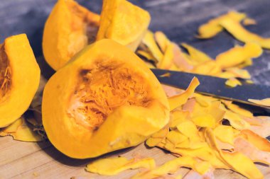 Gri ahşap arka planda dilimlenmemiş balkabağı