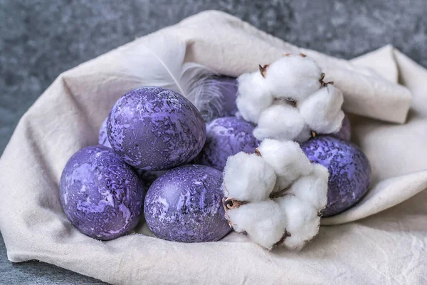 Huevos Púrpura Pintados Manchados Una Gallina Huevos Coloridos Pascua Huevos — Foto de Stock