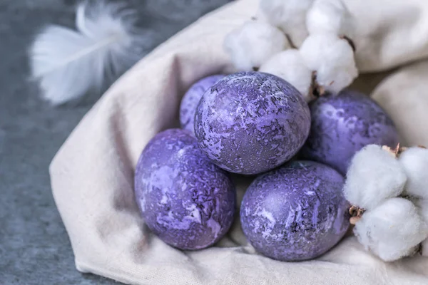 Huevos Púrpura Pintados Manchados Una Gallina Huevos Coloridos Pascua Huevos — Foto de Stock