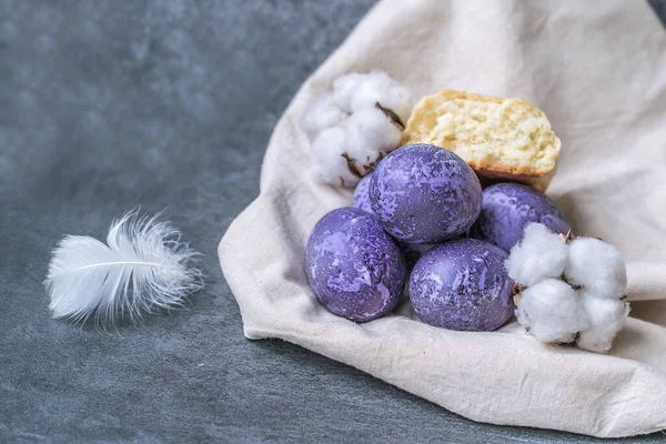Huevos Pollo Púrpura Pintados Manchados Con Pan Casero Huevos Coloridos — Foto de Stock