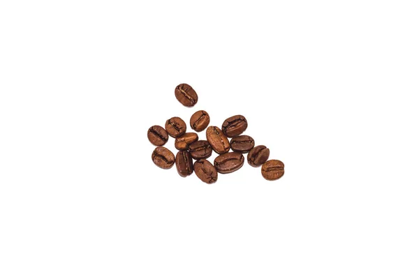 白で隔離された焙煎コーヒーのビューを閉じます 白い背景としてローストコーヒー豆のヒープ コーヒー豆のマクロビュー — ストック写真