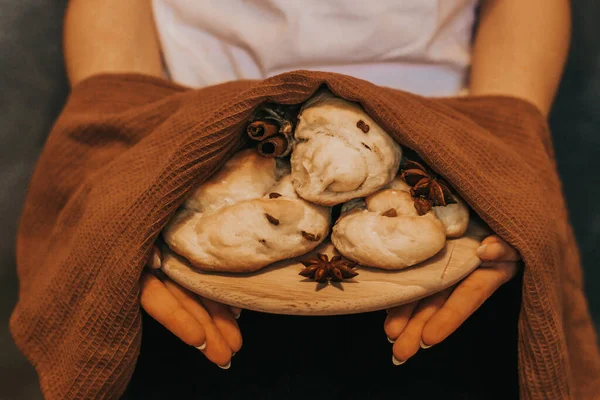 Canela Casera Recién Horneada Caliente Bollos Pasas Cardamomo Sostienen Sus — Foto de Stock