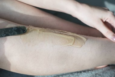 Shugaring, tüy dökücü, sıcak şeker ve bacak ağdası. Evdeki kıllardan kurtulma talimatları. Tüylü kadın bacakları rötuş yapmadan. Kendini soyutlama koşullarında dikkatli ol. Seçici odak