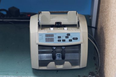Kağıt notları kontrol edip saymak için eski bir daktilo. Ofiste ve satış noktasında modası geçmiş nakit özellikleri.