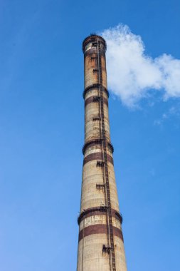 Mavi gökyüzüne karşı endüstriyel fabrika dumanı yığını