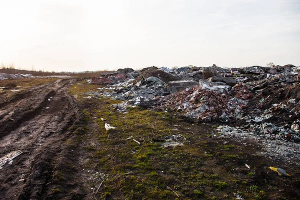 Toprak Yolun Yakınında Şehir Çöplük Çöp Yığınları — Stok fotoğraf