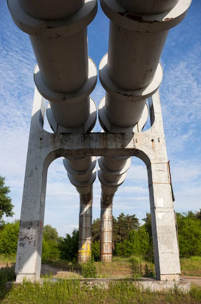 Csővezetékek Megemelt Szakasza Elleni Konkrét Támogatással — Stock Fotó