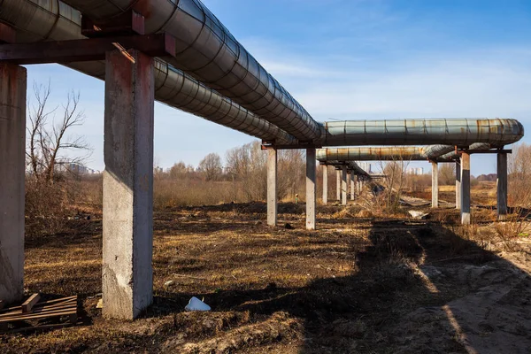 Піднята Ділянка Трубопроводів Небо Сонячний День — стокове фото