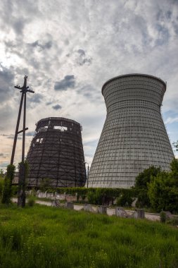 Ukrayna, Kyiv 'deki kojenerasyon fabrikasının soğutma kuleleri.