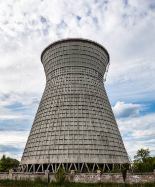 Ukrayna, Kyiv 'deki kojenerasyon tesisinin soğutma kulesi..
