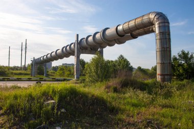 Yolun yukarısındaki boru hatlarının yükseltilmiş bölümü.