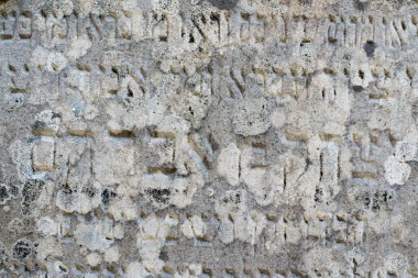 Ukrayna Karpatları 'ndaki eski Yahudi mezarlığındaki mezar taşına yazı.