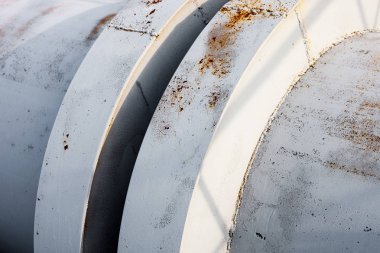 Metal boru hattının bağlantısını kapat