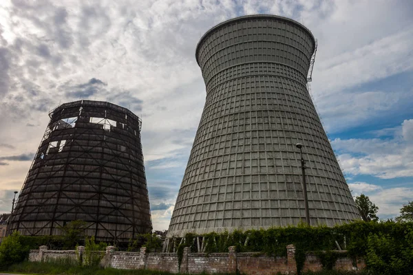 ウクライナのキエフにあるコージェネレーション工場の冷却塔 — ストック写真