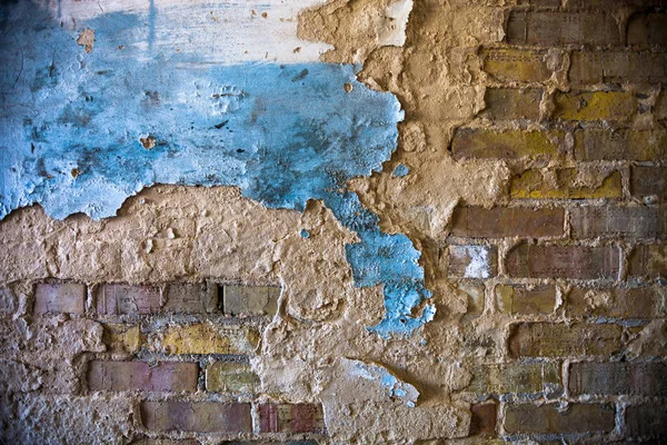 Stara Ceglana Ściana Uszkodzonym Tynkiem Niebieskim — Zdjęcie stockowe