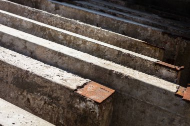 Eski beton blokların yığını.