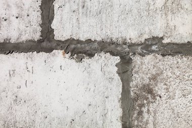 Beton bloklardan inşa edilen gri duvarı kapatın..