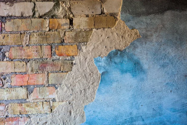旧砖墙 有破损的蓝漆灰泥 — 图库照片