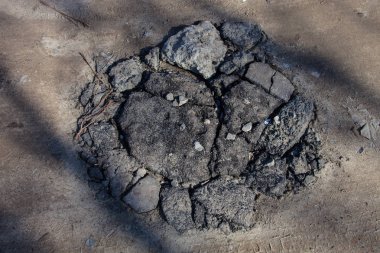 Kırık asfalt ve beton bloklar yığını.