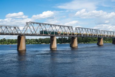 Kyiv 'deki Petrivskiy demiryolu köprüsünde Dinyeper boyunca yük treni var..