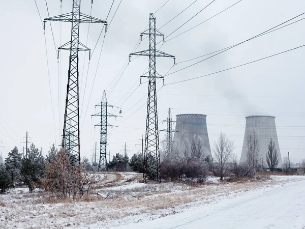 乌克兰 附近热电联产厂冬季的电塔 电线和冷却塔 — 图库照片